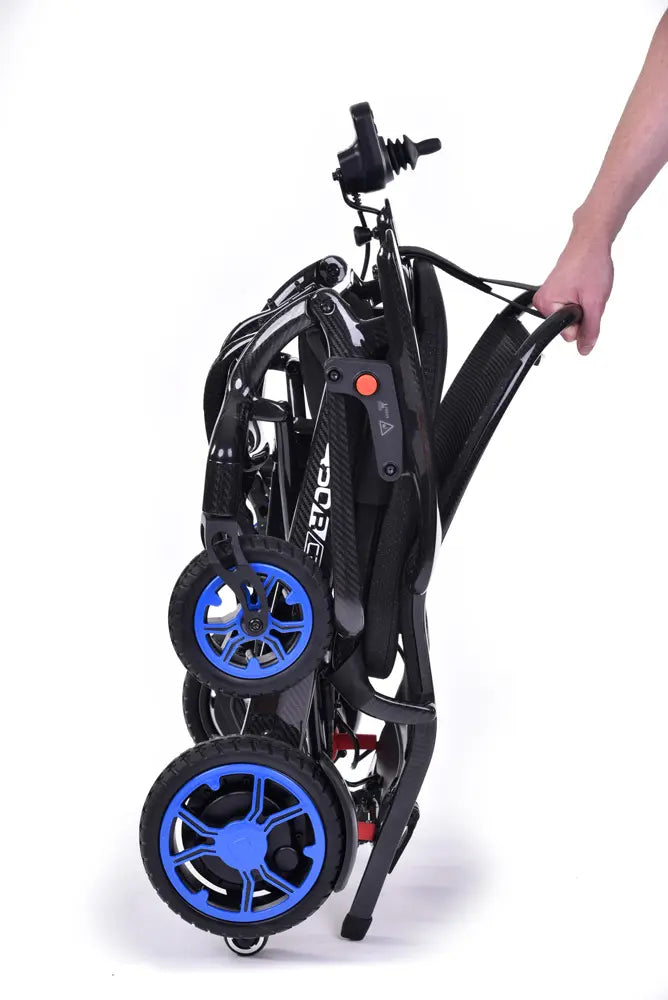 Zusammenklappbarer Elektrorollstuhl Q50R Carbon von Sunrise Medical, leicht tragbar mit schwarzem Rahmen und blauen Rädern.