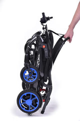 Zusammenklappbarer Elektrorollstuhl Q50R Carbon von Sunrise Medical, leicht tragbar mit schwarzem Rahmen und blauen Rädern.