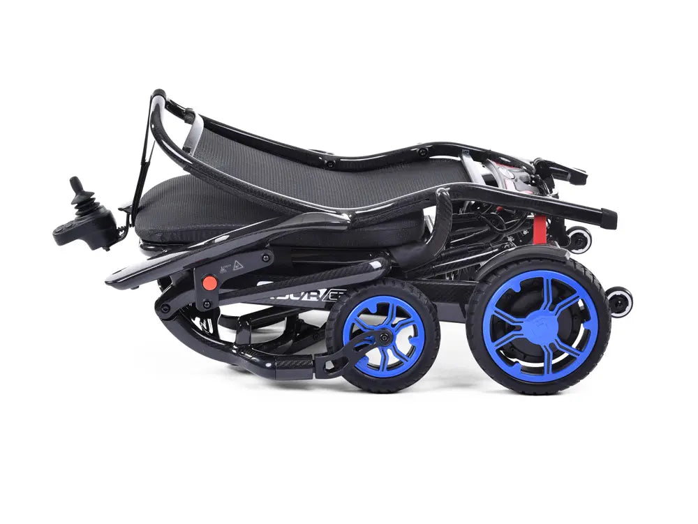 Flach zusammengeklappter Elektrorollstuhl Q50R Carbon von Sunrise Medical mit schwarzem Rahmen und blauen Rädern.