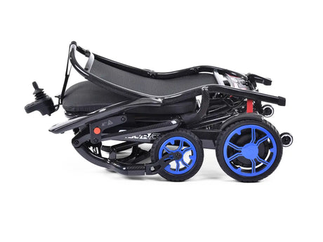 Flach zusammengeklappter Elektrorollstuhl Q50R Carbon von Sunrise Medical mit schwarzem Rahmen und blauen Rädern.