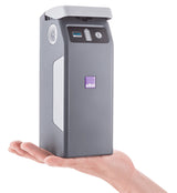 Kompakter Lithium-Ionen-Akku für den Alber e-fix E35 Zusatzantrieb – handliche Bauform mit Ladeanzeige und Tragegriff, dargestellt auf einer Handfläche