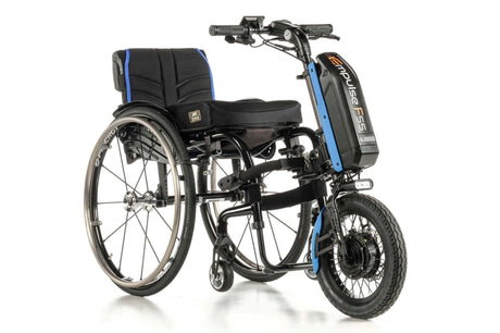 Empulse F55 Rollstuhlzuggerät mit 14-Zoll-Antriebsrad in blauer Ausführung, angedockt an einen manuellen Rollstuhl mit schwarzer Sitzfläche und blauen Akzenten.