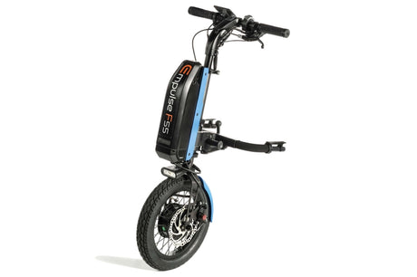 Empulse F55 Rollstuhlzuggerät mit 14-Zoll-Antriebsrad in blauer Ausführung, freistehend in Seitenansicht mit ergonomischem Lenker und Andockbügel.