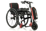 Empulse F55 Rollstuhlzuggerät angedockt an einen manuellen Rollstuhl mit schwarzem Sitz und roten Akzenten, Frontansicht mit 8,5-Zoll-Antriebsrad.