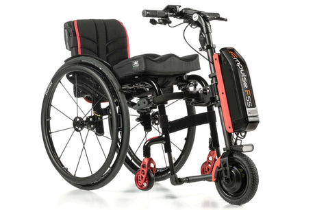 Empulse F55 Rollstuhlzuggerät angedockt an einen manuellen Rollstuhl mit schwarzem Sitz und roten Akzenten, Frontansicht mit 8,5-Zoll-Antriebsrad.