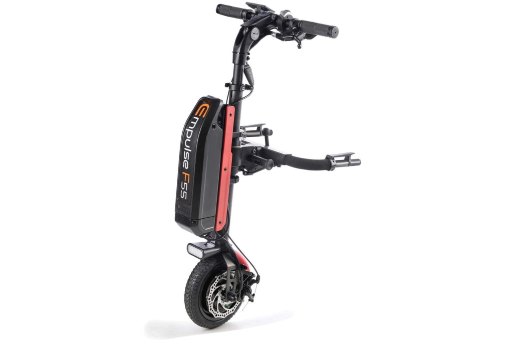 Empulse F55 Rollstuhlzuggerät mit 8,5-Zoll-Antriebsrad, kompaktes Elektromobilitäts-Zubehör für manuelle Rollstühle, Seitenansicht mit ergonomischem Lenker und Andockmechanismus.