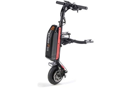 Empulse F55 Rollstuhlzuggerät mit 8,5-Zoll-Antriebsrad, kompaktes Elektromobilitäts-Zubehör für manuelle Rollstühle, Seitenansicht mit ergonomischem Lenker und Andockmechanismus.