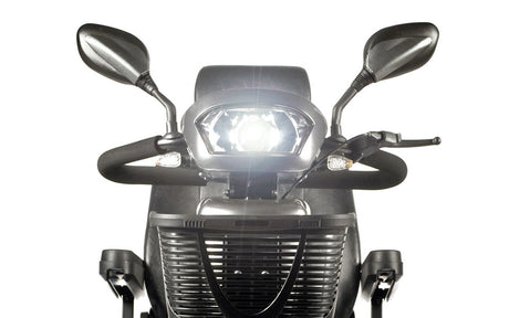 Leistungsstarke LED-Frontbeleuchtung mit integrierten Blinkern und Rückspiegeln am Sterling S700 Elektromobil – für maximale Sichtbarkeit und Sicherheit im Straßenverkehr.