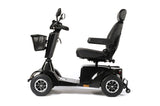 Sterling S700 Elektromobil in Seitenansicht, zeigt ergonomischen Komfortsitz mit verstellbarer Rückenlehne, Armlehnen und Kopfstütze – straßenzugelassener 4-Rad-Scooter mit Einkaufskorb.