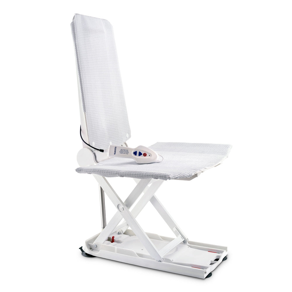 Badewannenlift mit ergonomischer Rückenlehne und rutschsicherer Sitzfläche, vollständig mit einem textilen Komfortbezug ausgestattet. Das robuste Hubscheren-Design sorgt für maximale Stabilität beim Ein- und Aussteigen. Das mitgelieferte Handbedienteil mit intuitiven Tasten ermöglicht eine einfache Steuerung des Lifts. Ideal für Personen mit eingeschränkter Mobilität, die ein sicheres und komfortables Badeerlebnis wünschen.