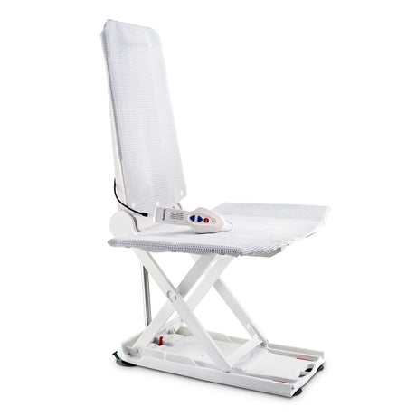 Badewannenlift mit ergonomischer Rückenlehne und rutschsicherer Sitzfläche, vollständig mit einem textilen Komfortbezug ausgestattet. Das robuste Hubscheren-Design sorgt für maximale Stabilität beim Ein- und Aussteigen. Das mitgelieferte Handbedienteil mit intuitiven Tasten ermöglicht eine einfache Steuerung des Lifts. Ideal für Personen mit eingeschränkter Mobilität, die ein sicheres und komfortables Badeerlebnis wünschen.